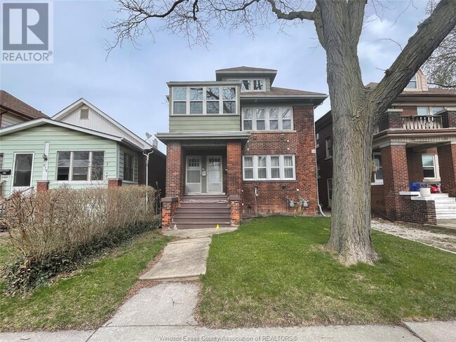 984 Bruce Ave