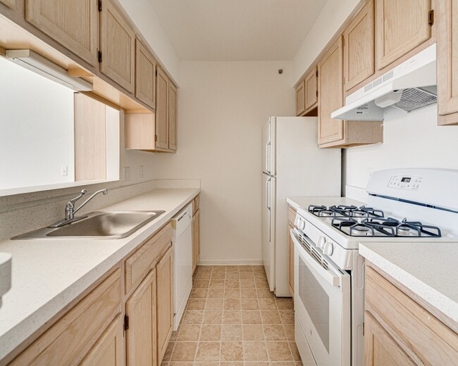 The Harbours Apartments in Clinton Township, MI - Foto de edificio - Building Photo