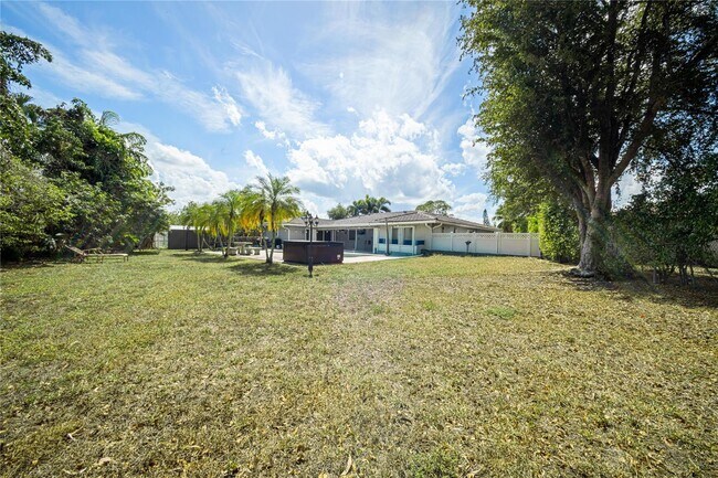 16770 Lakeview Ct in Weston, FL - Building Photo - Building Photo