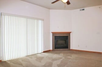 565 Pond View Dr in North Liberty, IA - Building Photo - Building Photo