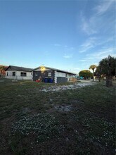 911 N 18th St in Fort Pierce, FL - Foto de edificio - Building Photo