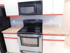 6768 10th Ave N in Greenacres, FL - Foto de edificio - Building Photo