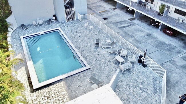 826 Wiggins Pass Rd in Naples, FL - Building Photo - Building Photo