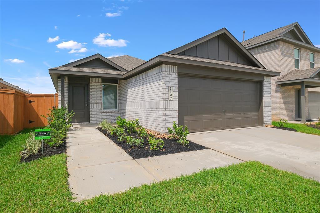 1107 Rustic Willow Dr in Beasley, TX - Building Photo