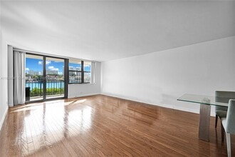 10101 E Bay Harbor Dr in Bay Harbor Islands, FL - Building Photo - Building Photo