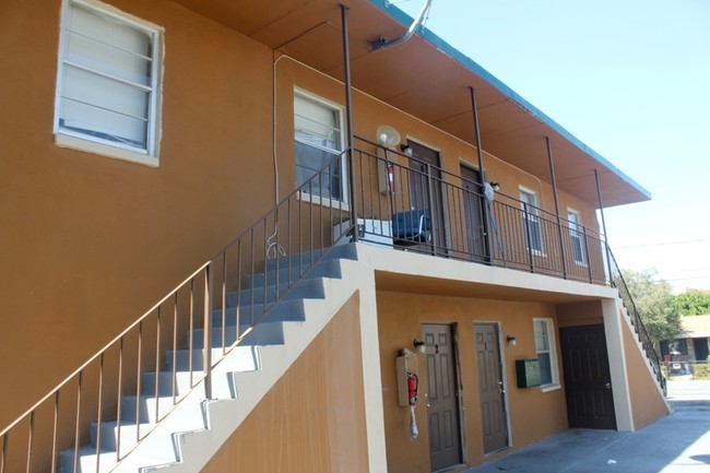 824 21st St in West Palm Beach, FL - Foto de edificio - Building Photo