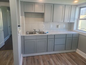 52 Main St, Unit 52 and 1 half Main St Sut in Sutton, MA - Foto de edificio - Building Photo