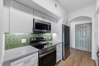 Cortland Lakecrest in Tampa, FL - Building Photo - Building Photo