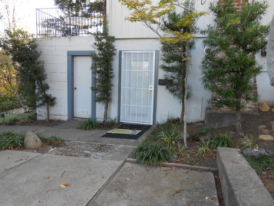 2208 Vista Ave in Redding, CA - Building Photo