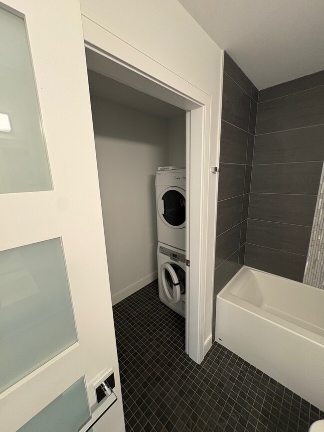 1411 Cook St in Victoria, BC - Building Photo - Building Photo