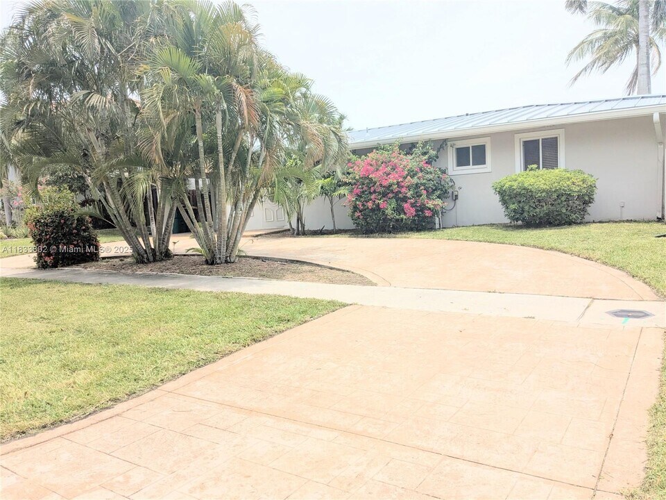 4940 NE 27th Ave in Lighthouse Point, FL - Building Photo
