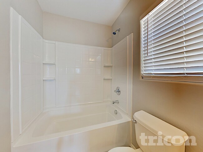 4912 N 109th Ave in Phoenix, AZ - Foto de edificio - Building Photo