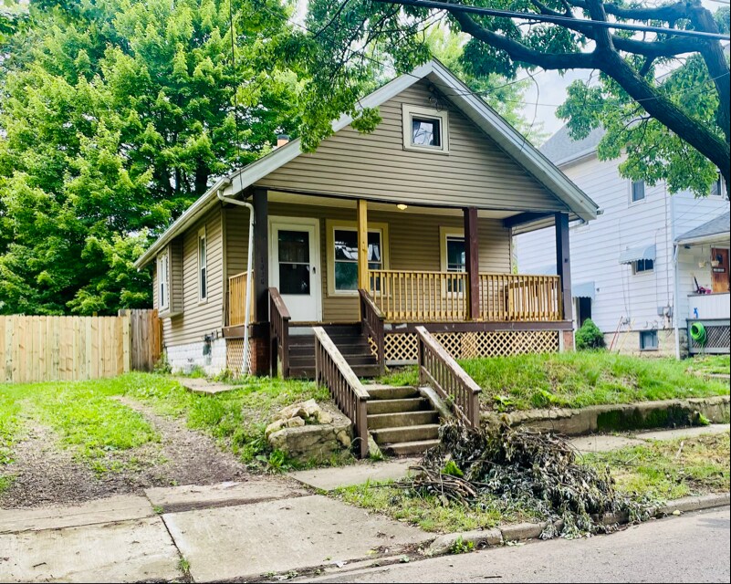 1036 Neptune Ave in Akron, OH - Foto de edificio