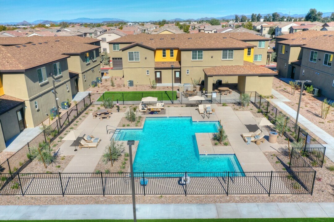 San Vicente Townhomes in Phoenix, AZ - Building Photo