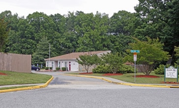 Pear Tree Park Townhouses in Newport News, VA - Building Photo - Building Photo