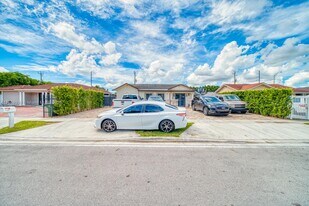 720 NE 1st Pl in Hialeah, FL - Building Photo