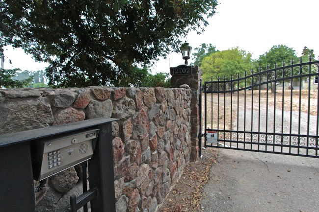 2702 Stony Point Rd in Petaluma, CA - Foto de edificio - Building Photo