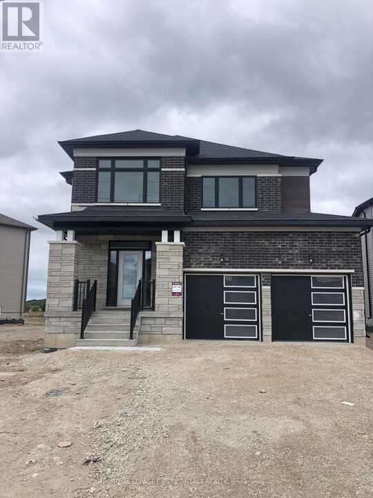 27 Union Blvd in Wasaga Beach, ON - Building Photo