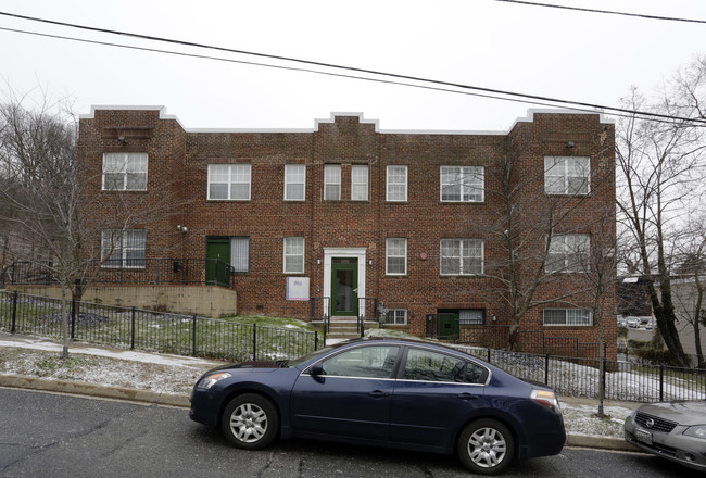 1715 V St SE in Washington, DC - Foto de edificio - Building Photo