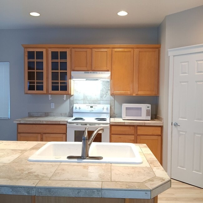 636 Jasmine Cir in Independence, OR - Building Photo - Building Photo