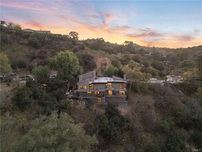 3250 Coldwater Canyon Ave in Los Angeles, CA - Building Photo - Building Photo