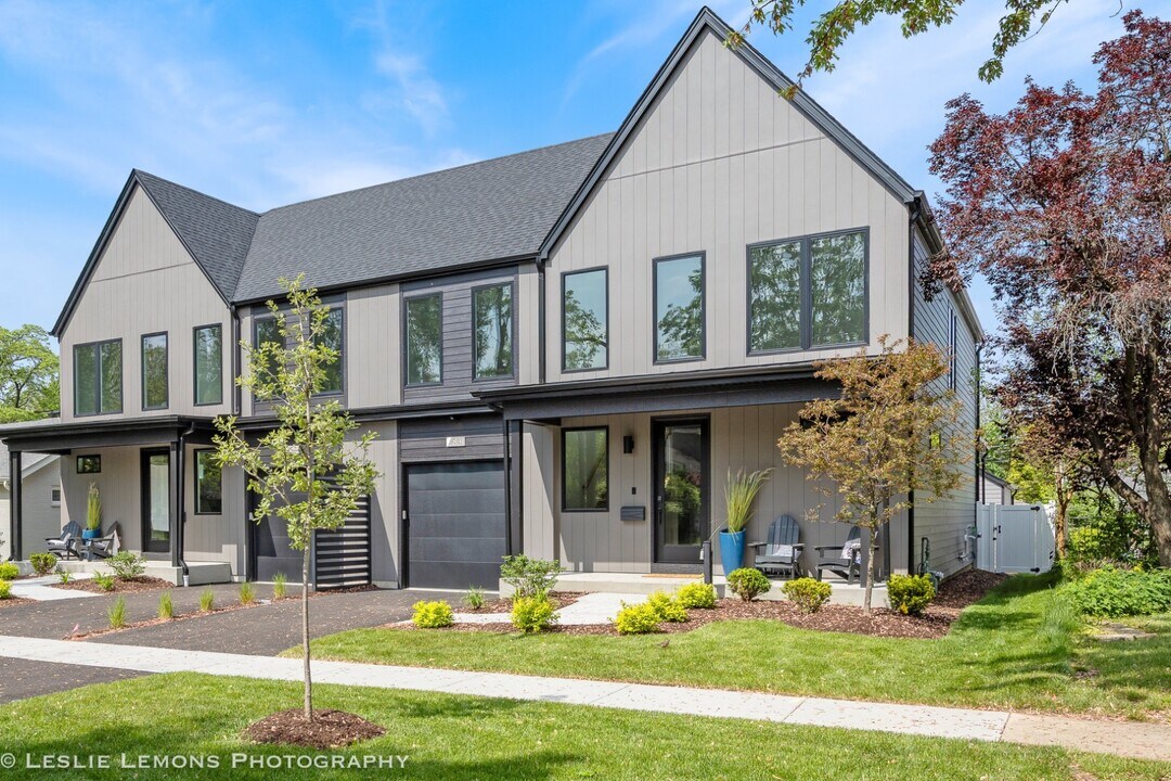 831 N Ellsworth St in Naperville, IL - Building Photo