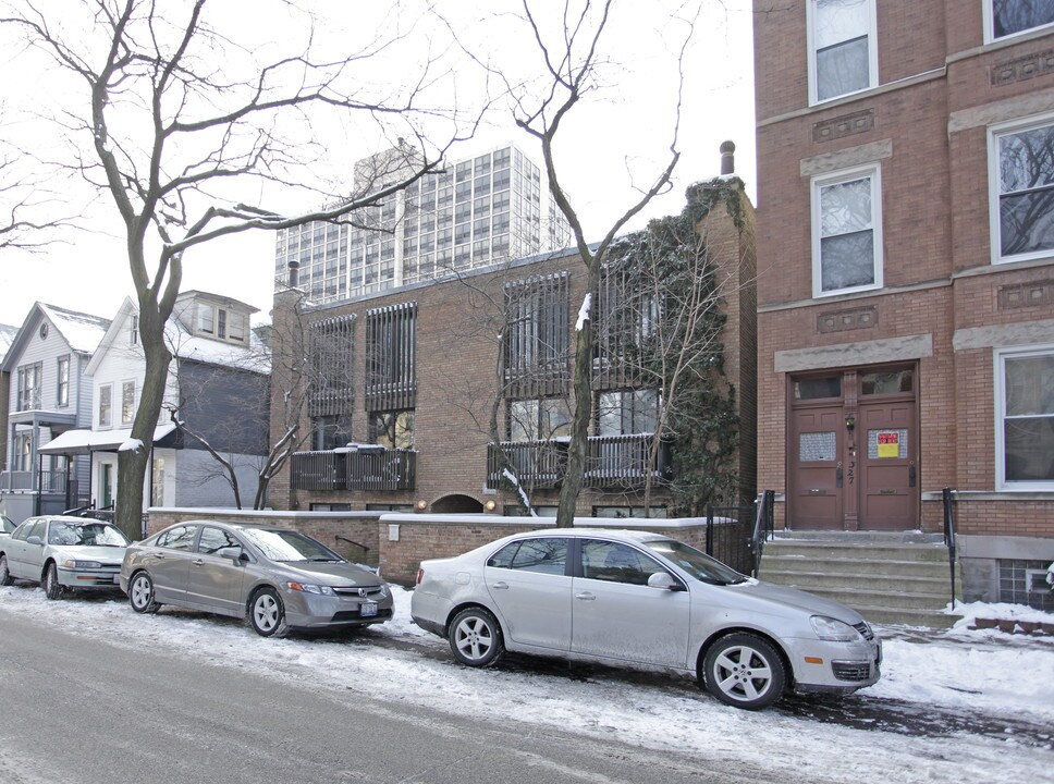 323 W Concord Pl in Chicago, IL - Building Photo