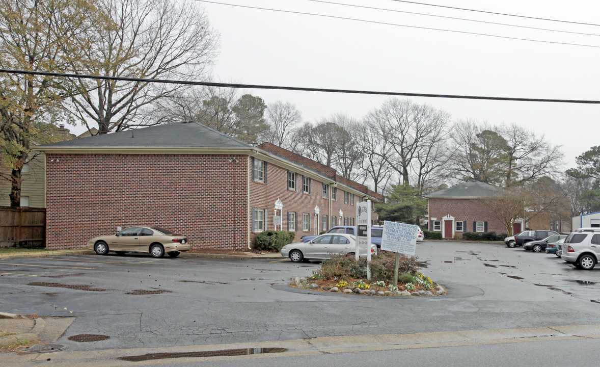 Oakcrest Apartments in Virginia Beach, VA - Building Photo