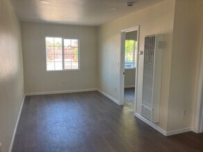 574 Yosemite Way in Salinas, CA - Foto de edificio - Building Photo