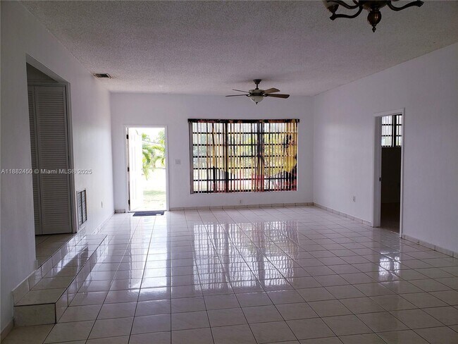 1121 NE 199th St in North Miami Beach, FL - Building Photo - Building Photo