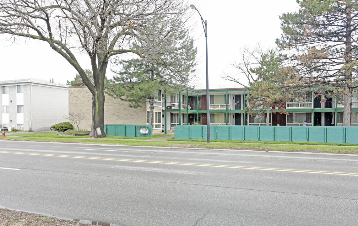 Pinecrest Apartments in Ferndale, MI - Building Photo