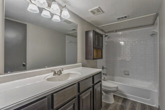 Bella Vista Pointe Apartments in Dallas, TX - Building Photo - Interior Photo