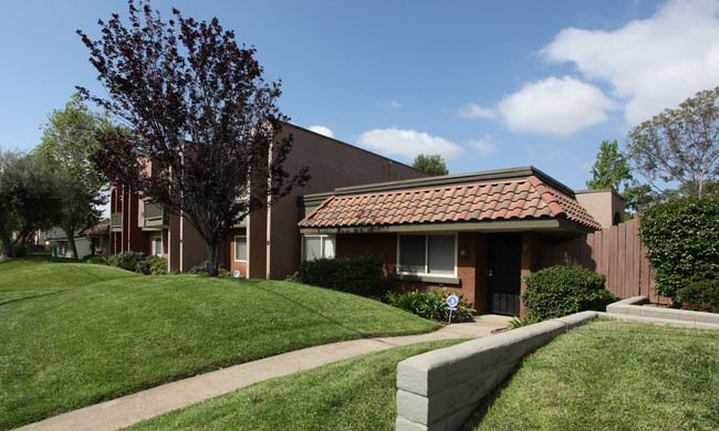 Sommerset Woods in Escondido, CA - Foto de edificio - Building Photo