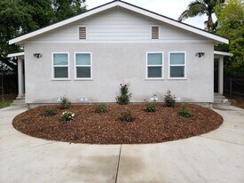 315 E Woodbury Rd, Unit 315 in Altadena, CA - Building Photo
