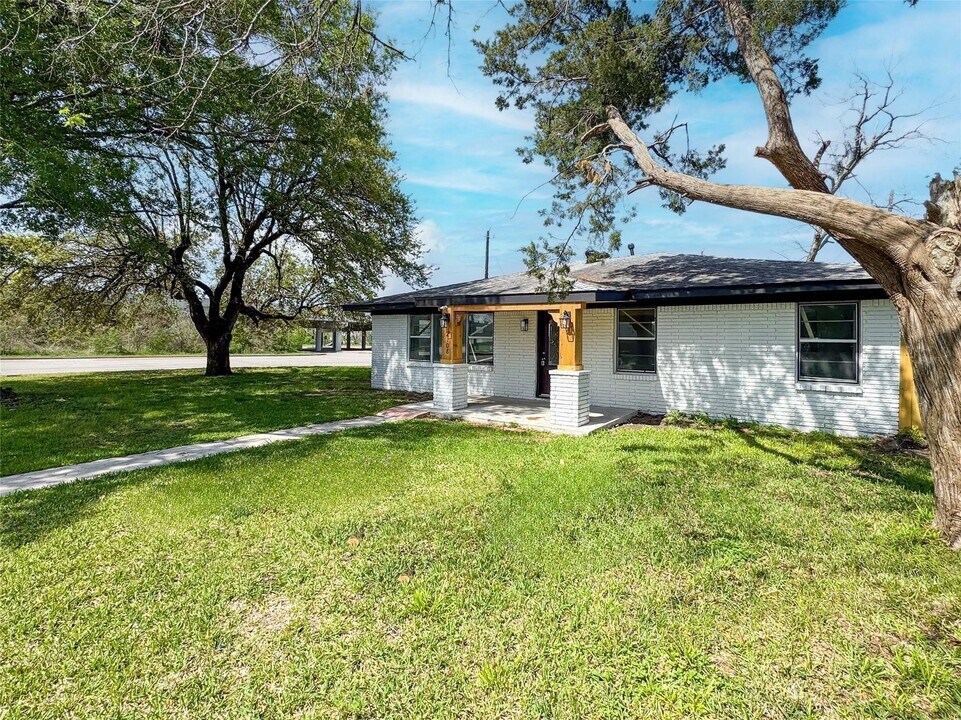 2108 Ontario Ave in Baytown, TX - Building Photo