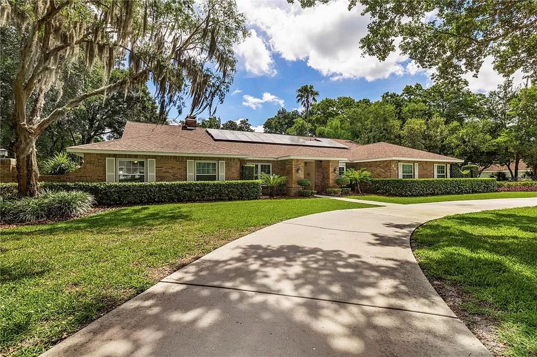 907 Centerbrook Dr in Brandon, FL - Building Photo