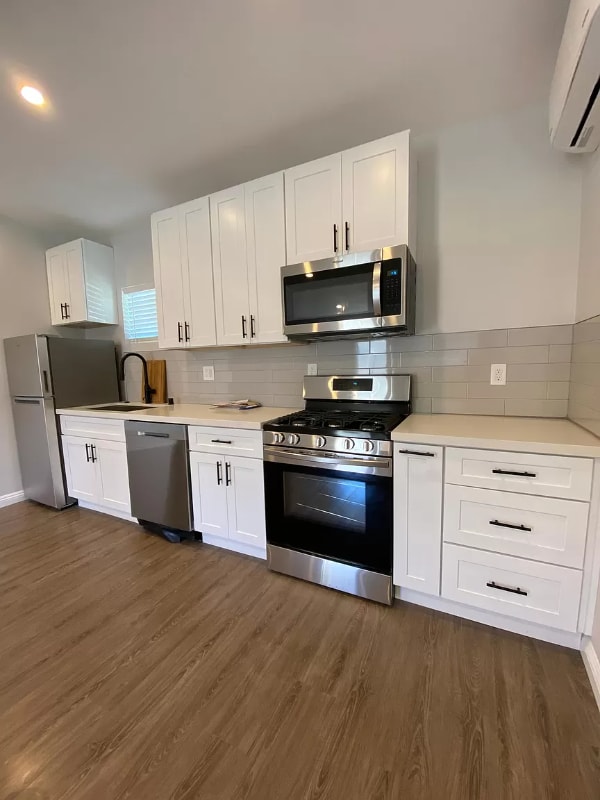 22139 Strathern St in Los Angeles, CA - Building Photo - Building Photo