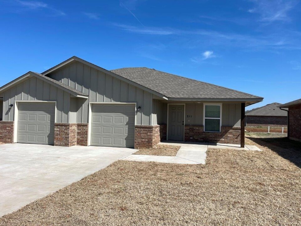 532 Parkhill Cir in Newcastle, OK - Building Photo