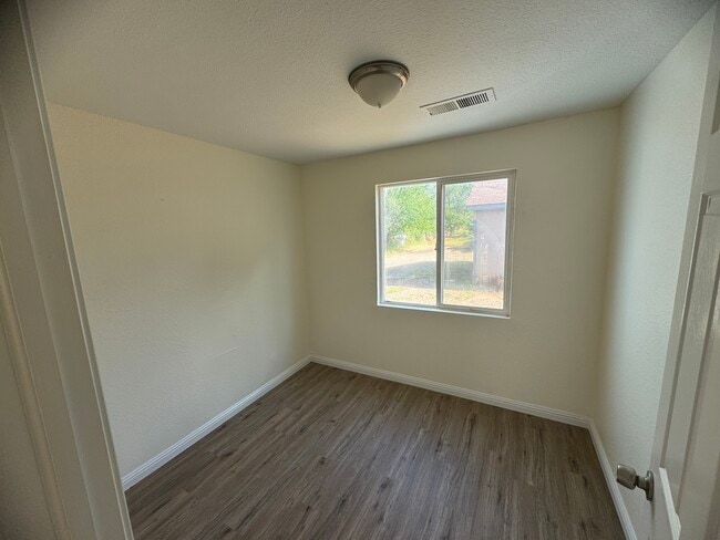 2261 Ithaca St in Oroville, CA - Foto de edificio - Building Photo