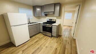 385 Redondo Ave in Long Beach, CA - Building Photo