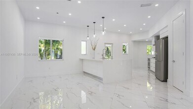 711 Sunset Rd in Coral Gables, FL - Building Photo - Building Photo