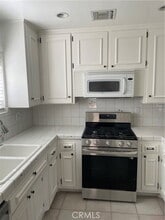 23832 Calvert St in Los Angeles, CA - Building Photo - Building Photo