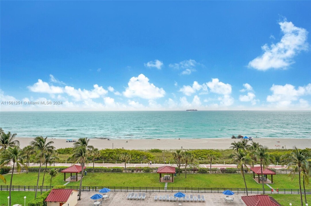 2555 Collins Ave, Unit 2103 in Miami Beach, FL - Building Photo