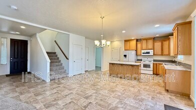 5903 Pierre Dr in Pasco, WA - Foto de edificio - Building Photo