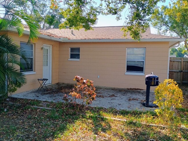 6121 7th Ave in New Port Richey, FL - Building Photo - Building Photo