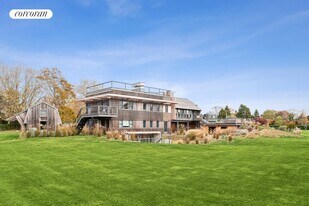 230 Town Line Rd in Sagaponack, NY - Building Photo