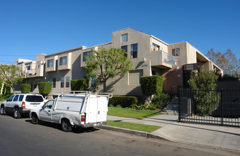 Mediterranean Apartments in North Hills, CA - Foto de edificio - Building Photo