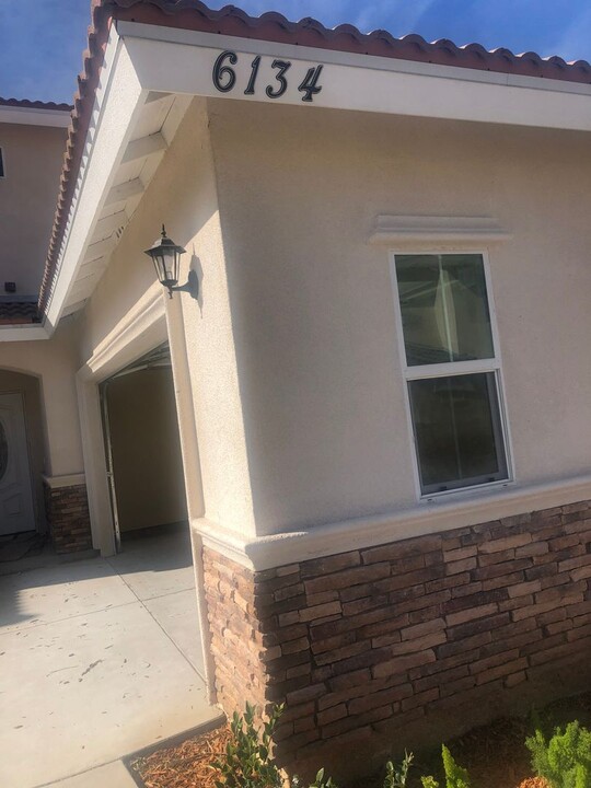 6134 Zircon Wy in Riverside, CA - Building Photo