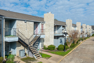 6500 Sands Point Dr in Houston, TX - Building Photo - Building Photo