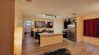 384 Aberdeen Dr in Davenport, FL - Foto de edificio - Building Photo
